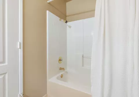 Bath - 2312 Windwood Ct, Redding, CA 96002 photo 2 of 4