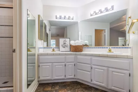 Bath - 2312 Windwood Ct, Redding, CA 96002 photo 3 of 4