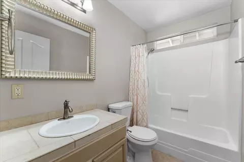 Bath - 7167 Sylvan Ln, Anderson, CA 96007 photo 4 of 4