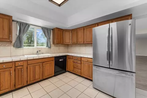 Kitchen - 7167 Sylvan Ln, Anderson, CA 96007 photo 2 of 4
