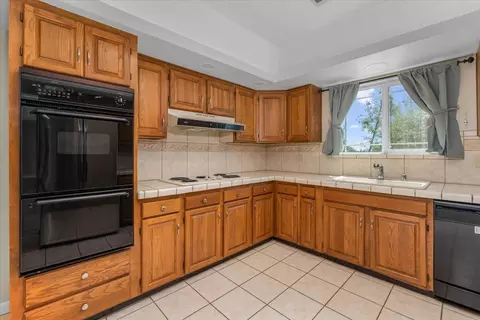 Kitchen - 7167 Sylvan Ln, Anderson, CA 96007 photo 3 of 4