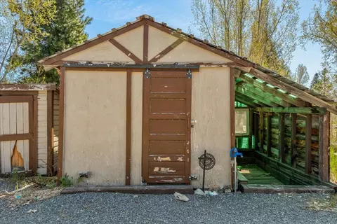 808 Hennessy, Mccloud, CA 96057 photo 10