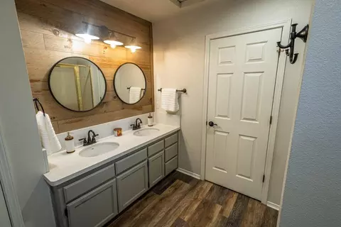 Bath - 2268 Wicklow St, Redding, CA 96001 photo 2 of 3