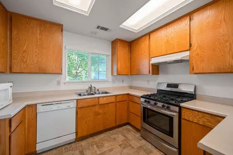 Kitchen - 427 Yolla Bolly Trl, Redding, CA 96003 photo 2 of 2