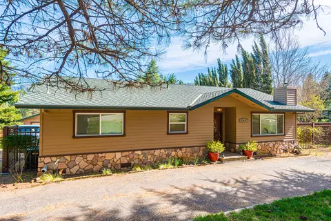 20467 Lakeview Dr, Lakehead, CA 96051