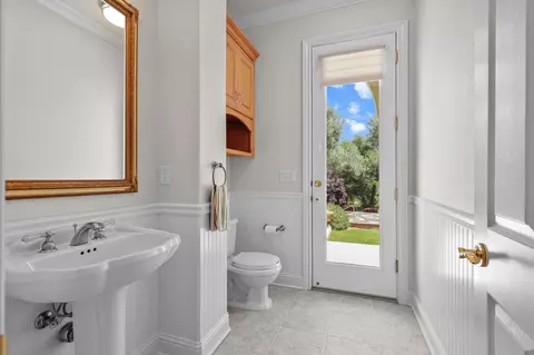 Bath - 13365 Tierra Heights Rd, Redding, CA 96003 photo 4 of 9