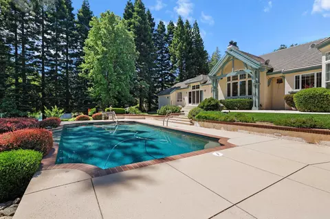 Exterior - 13365 Tierra Heights Rd, Redding, CA 96003 photo 8 of 18