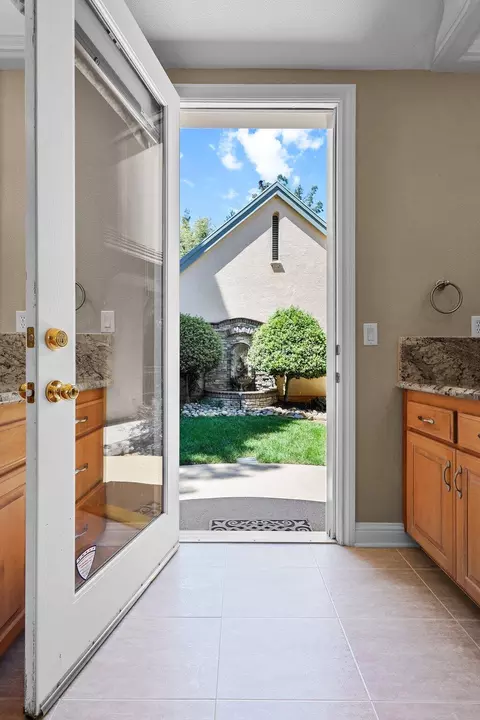 Bath - 13365 Tierra Heights Rd, Redding, CA 96003 photo 5 of 9