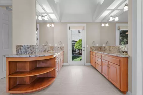 Bath - 13365 Tierra Heights Rd, Redding, CA 96003 photo 8 of 9