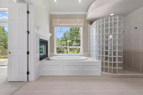 Bath - 13365 Tierra Heights Rd, Redding, CA 96003 photo 6 of 9