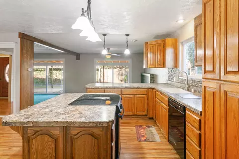 Kitchen - 554 Julie Way, Redding, CA 96002 photo 2 of 3