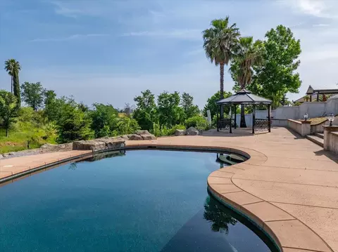 871 Santa Cruz Dr, Redding, CA 96003