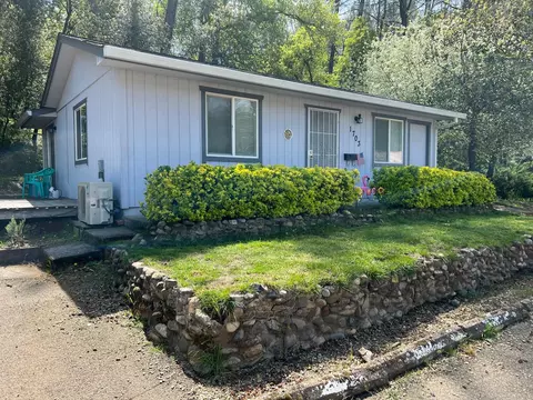 1703 Kenyon Dr, Redding, CA 96001