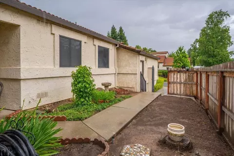 696 Buckthorn Dr, Redding, CA 96003 photo 5