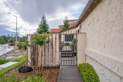 696 Buckthorn Dr, Redding, CA 96003