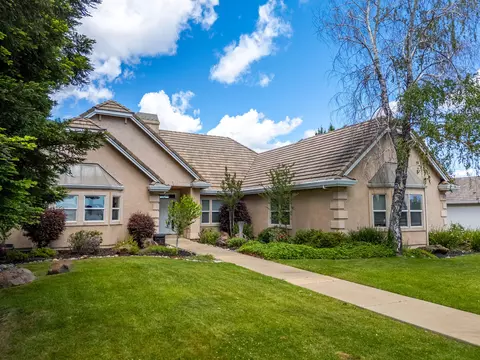 831 Santa Cruz Dr, Redding, CA 96003