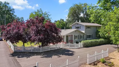19186 Knighton Rd, Redding, CA 96001