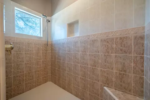 Bath - 13477 Tierra Heights Rd, Redding, CA 96003 photo 9 of 9