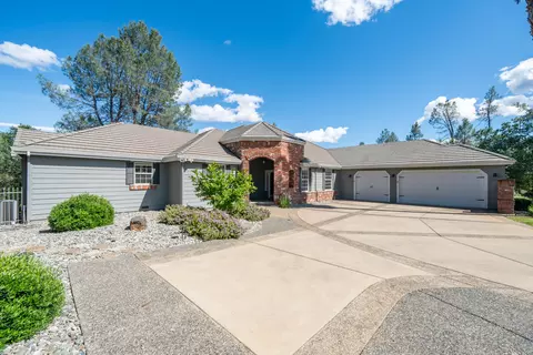 Exterior - 13477 Tierra Heights Rd, Redding, CA 96003 photo 3 of 17