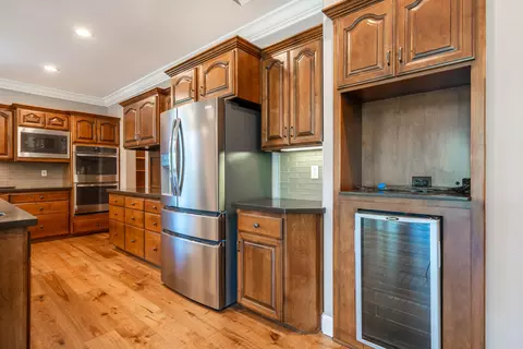 Kitchen - 13477 Tierra Heights Rd, Redding, CA 96003 photo 3 of 7