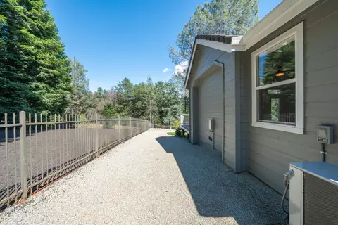Exterior - 13477 Tierra Heights Rd, Redding, CA 96003 photo 15 of 17