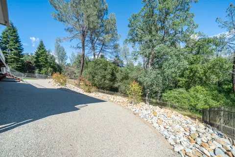 Exterior - 13477 Tierra Heights Rd, Redding, CA 96003 photo 13 of 17