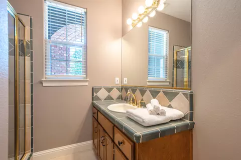 Bath - 13477 Tierra Heights Rd, Redding, CA 96003 photo 4 of 9