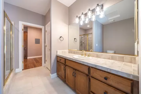 Bath - 13477 Tierra Heights Rd, Redding, CA 96003 photo 1 of 9