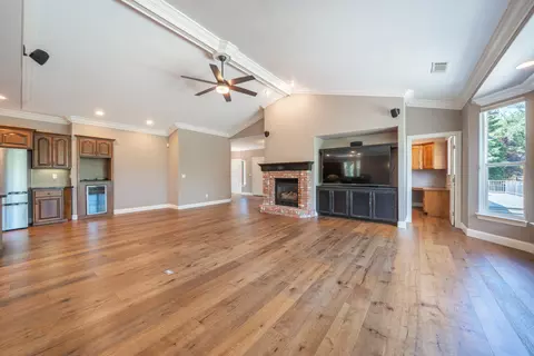 Living - 13477 Tierra Heights Rd, Redding, CA 96003 photo 4 of 6