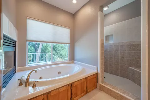 Bath - 13477 Tierra Heights Rd, Redding, CA 96003 photo 8 of 9