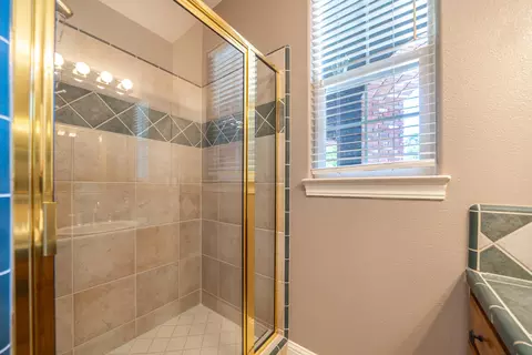 Bath - 13477 Tierra Heights Rd, Redding, CA 96003 photo 5 of 9
