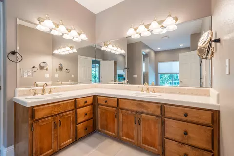 Bath - 13477 Tierra Heights Rd, Redding, CA 96003 photo 6 of 9