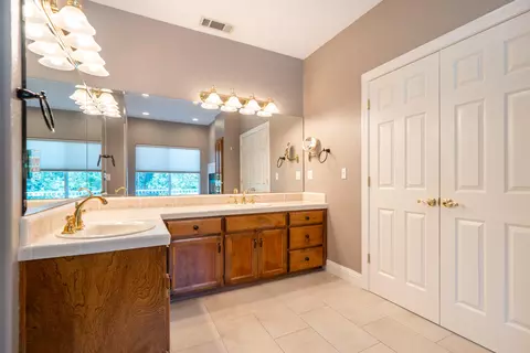Bath - 13477 Tierra Heights Rd, Redding, CA 96003 photo 7 of 9