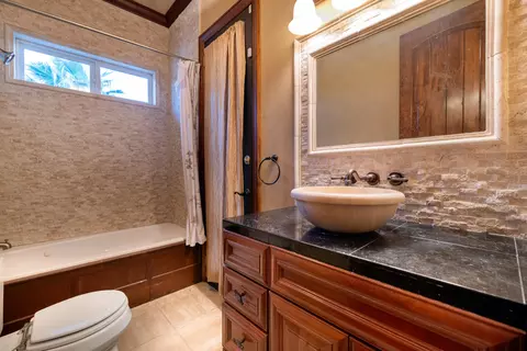 Bath - 4684 Oak Glen Dr, Redding, CA 96001 photo 1 of 3