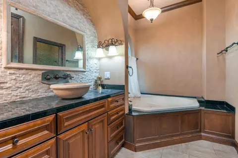 Bath - 4684 Oak Glen Dr, Redding, CA 96001 photo 2 of 3