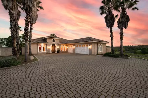 4684 Oak Glen Dr, Redding, CA 96001