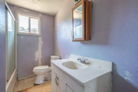 Bath - 2631 Irwin Rd, Redding, CA 96002 photo 1 of 1