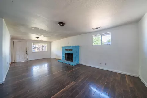 Living - 2631 Irwin Rd, Redding, CA 96002 photo 3 of 4