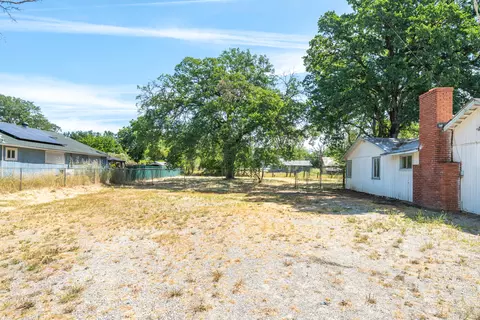 Exterior - 2631 Irwin Rd, Redding, CA 96002 photo 3 of 8