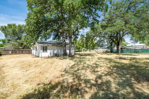 Exterior - 2631 Irwin Rd, Redding, CA 96002 photo 7 of 8