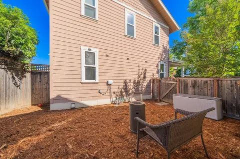 Exterior - 876 Kite Ln, Redding, CA 96001 photo 7 of 9
