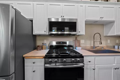 Kitchen - 876 Kite Ln, Redding, CA 96001 photo 3 of 3