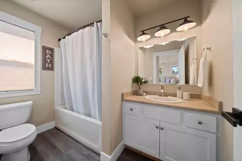 Bath - 876 Kite Ln, Redding, CA 96001 photo 1 of 1