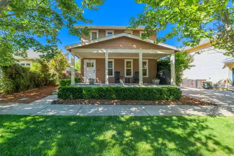 876 Kite Ln, Redding, CA 96001