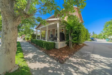 Exterior - 876 Kite Ln, Redding, CA 96001 photo 8 of 9