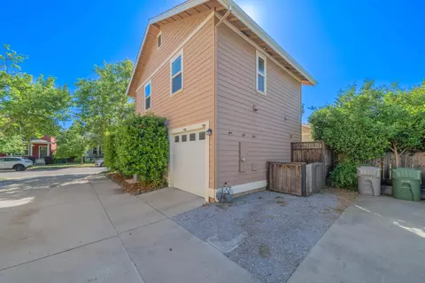 Exterior - 876 Kite Ln, Redding, CA 96001 photo 5 of 9