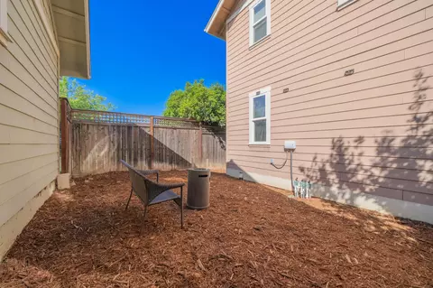 Exterior - 876 Kite Ln, Redding, CA 96001 photo 6 of 9