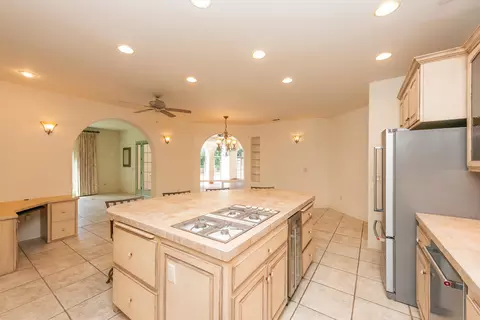 Kitchen - 2759 Lake Redding Dr, Redding, CA 96003 photo 7 of 11