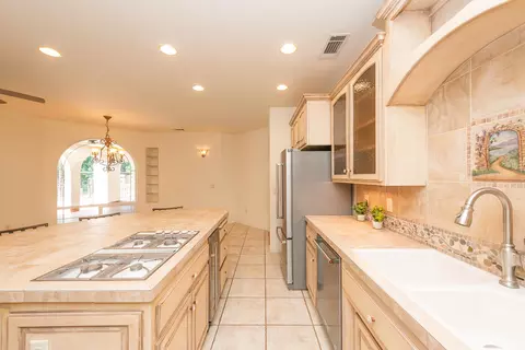 Kitchen - 2759 Lake Redding Dr, Redding, CA 96003 photo 6 of 11
