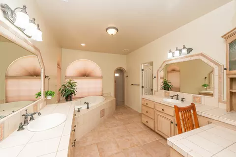 Bath - 2759 Lake Redding Dr, Redding, CA 96003 photo 1 of 6